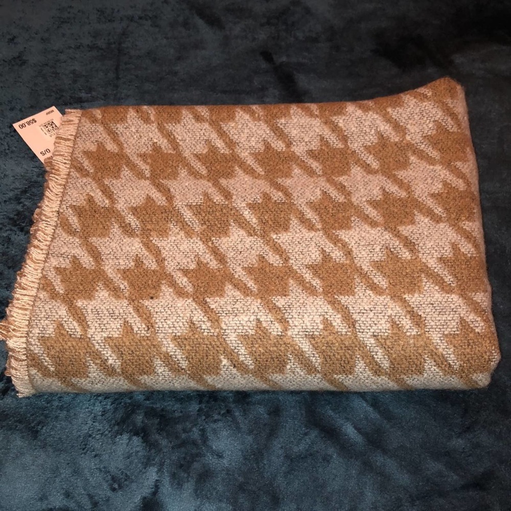 🆕 Michael Kors tan white black fringe wrap scarf